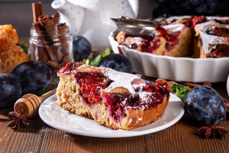 Receta paso a paso de pastel de ciruela con fruta fresca.