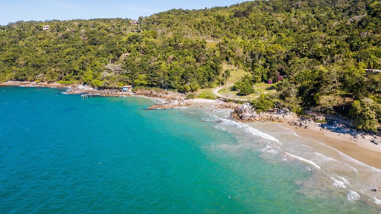 Las playas de Estaleiro conservan un entorno natural y menos movimiento turístico. Las playas de Estaleiro conservan un entorno natural y menos movimiento turístico.