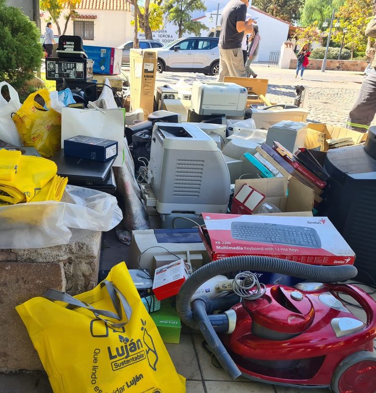Luján de Cuyo lidera el reciclaje de RAEE y lanza una nueva recolección junto a todas sus delegaciones. Luján de Cuyo lidera el reciclaje de RAEE y lanza una nueva recolección junto a todas sus delegaciones.