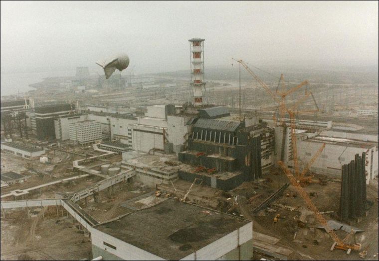 Vista de la central nuclear de Chernóbil después de la explosión.