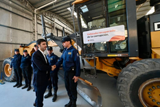 El Gobernador de Chubut, Ignacio Torres, junto a efectivos de seguridad por el incautamiento de vehículos. El Gobernador de Chubut, Ignacio Torres, junto a efectivos de seguridad por el incautamiento de vehículos.