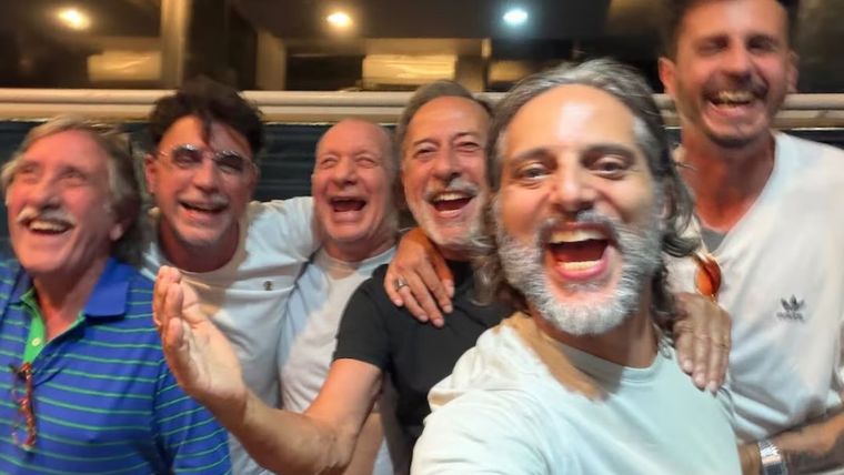 El actor en la selfie de la euforia junto a Joaquín Furriel y un grupo de hinchas en el Cilindro. El actor en la selfie de la euforia junto a Joaquín Furriel y un grupo de hinchas en el Cilindro.