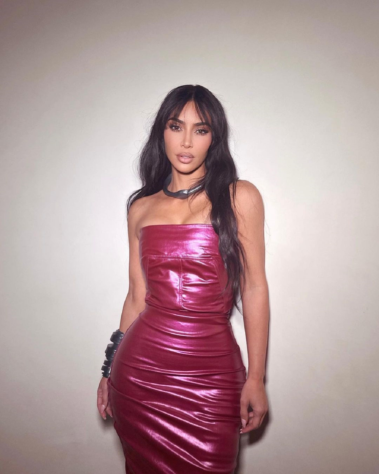 Kim Kardashian presume su figura con un vestido entallado al cuerpo Kim Kardashian Foto: Instagram: @kimkardashian