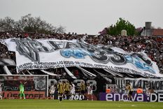 los hinchas de gimnasia acompanaron con todo el color en la gran final