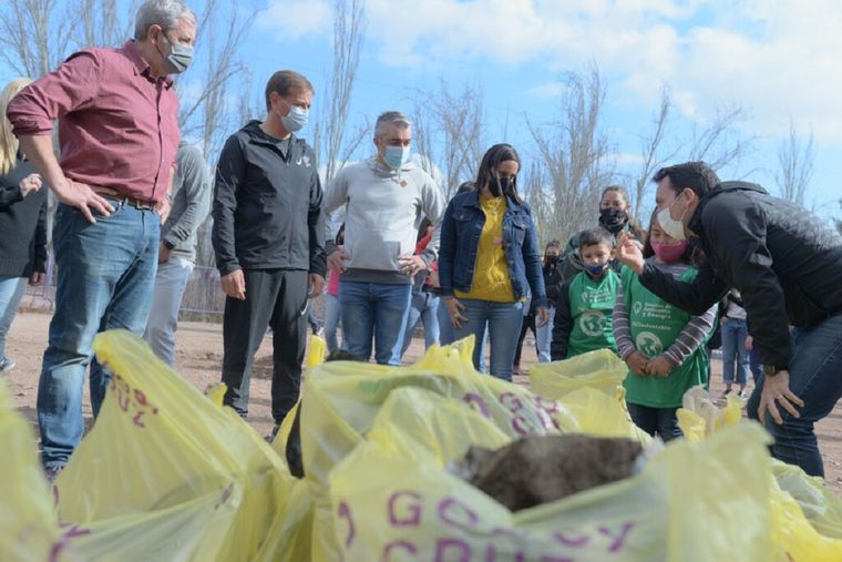 Cornejo, Cobos y Suarez juntando basura a raíz de una iniciativa juvenil