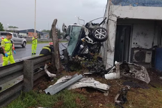 El auto quedó incrustado en la cabina de peaje Foto: NA El auto quedó incrustado en la cabina de peaje Foto: NA