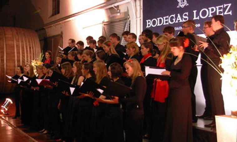 El coro alemán Madrigalchor deleitó en Bodegas López. Foto: Gentileza