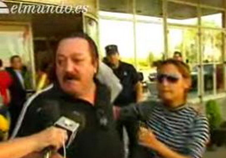 Javier Núñez, familiar de víctimas, exige explicaciones mediante la prensa española.
