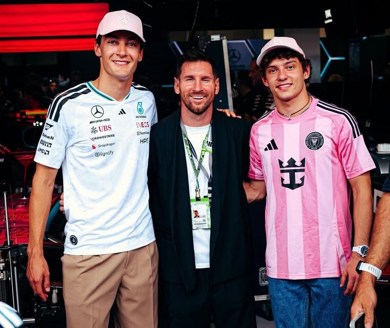 Messi, con Russell y Antonelli en el último GP de Miami que ganó el joven piloto italiano. Messi, con Russell y Antonelli en el último GP de Miami que ganó el joven piloto italiano. 