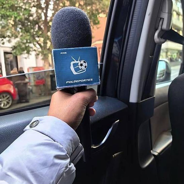 El micrófono que le regaló su tío y el cubito que él mismo hizo con cartón y esponja de lavar platos lo acompañaron a Madrid.