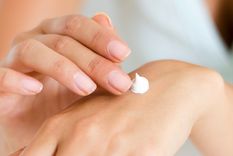 Las cremas humectantes ayudan a proteger la piel del cuerpo. Foto: Pexels