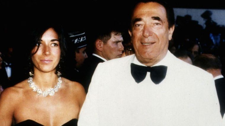 El magnate de medios de comunicación Robert Maxwell (1923-1991) con su hija Ghislaine en una fiesta en su yate, alrededor de 1990, antes de que todo se desmoronara. El magnate de medios de comunicación Robert Maxwell (1923-1991) con su hija Ghislaine en una fiesta en su yate, alrededor de 1990, antes de que todo se desmoronara.