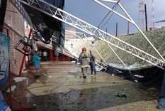 Techos volados Cables en el suelo y techos que volaron son parte del balance. Foto: Bomberos de Mendoza.