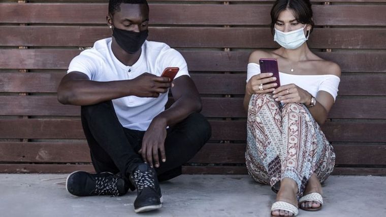 El uso cotidiano del celular hace que contenga una gran cantidad de bacterias. El uso cotidiano del celular hace que contenga una gran cantidad de bacterias.