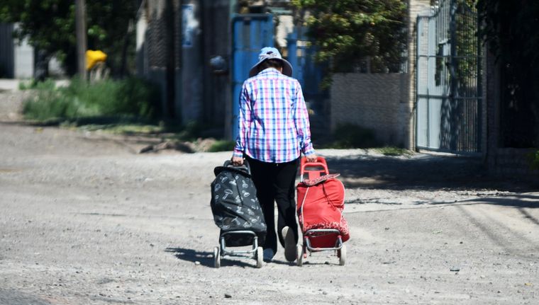 Las cifras de las canastas en Mendoza volvieron a aumentar en diciembre y casi superan los $900.000. Foto: Rodrigo DAngelo / MDZ