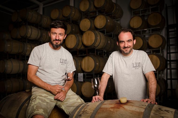 Mauricio Vegetti, el enólogo que hizo el vino que quedó en puesto 1, junto a su socio Lucas Dalla Torre. Foto: Gentileza