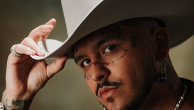 Christian Nodal tuvo un accidente aéreo en el que casi perdió la vida. Foto: Internet