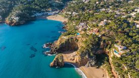 La playa de España que impresiona por sus colores y bosques. La playa de España que impresiona por sus colores y bosques.