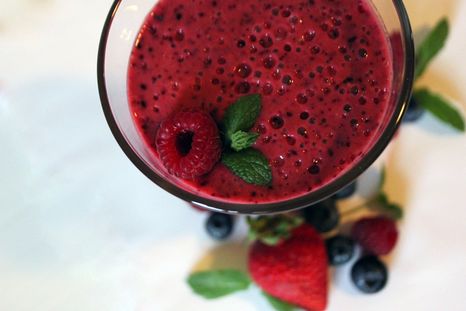 La tendencia de los smoothies ya llegó a las casas y prepararlos en nuestra comodidad del hogar es muy fácil