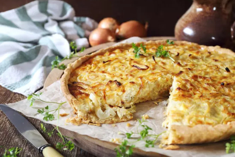 Cómo preparar receta de tarta de papas y cebolla cremosa y dorada en casa. Cómo preparar receta de tarta de papas y cebolla cremosa y dorada en casa.