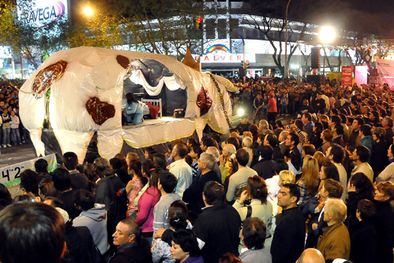 MDZol | Un aspecto de la Farándula, la noche del domingo en las avenidas céntricas sanrafaelinas Foto: Mediamza.com