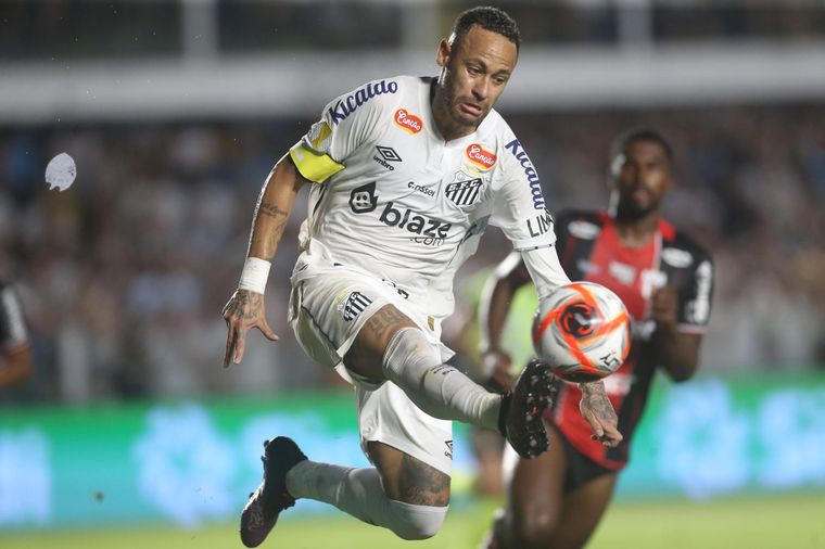 Neymar podría ser dirigido por un DT argentino en el Santos. Foto: EFE