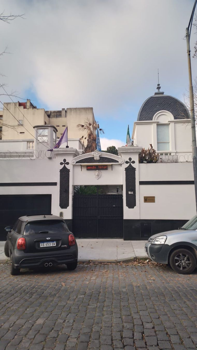 Fachada de la Embajada de Transilvania. Fachada de la Embajada de Transilvania.