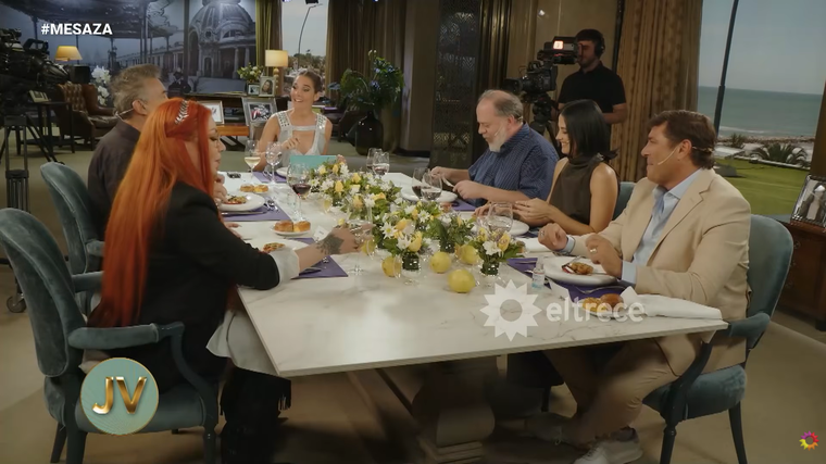 La gran mesa de Juana Viale en Mar del Plata.&nbsp;