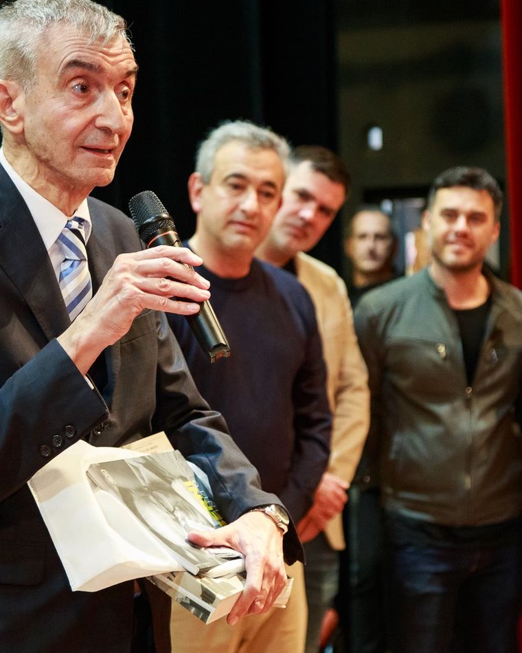 Nelson Castro en su debut como director de orquesta. Nelson Castro en su debut como director de orquesta.