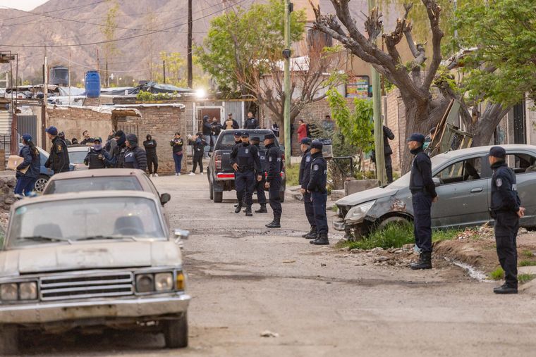 Las maniobras se realizaron en distintos barrios de Las Heras, tras una investigación por abuso de armas. Las maniobras se realizaron en distintos barrios de Las Heras, tras una investigación por abuso de armas.