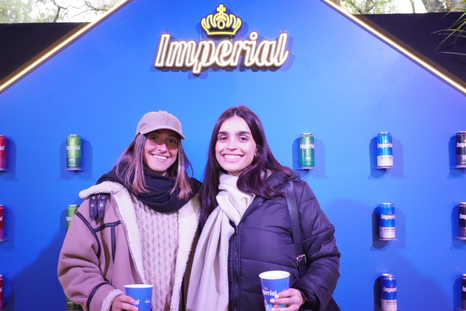 Pilar Fernández y María Elena Modoux en el Beer House de Imperial. Pilar Fernández y María Elena Modoux en el Beer House de Imperial.