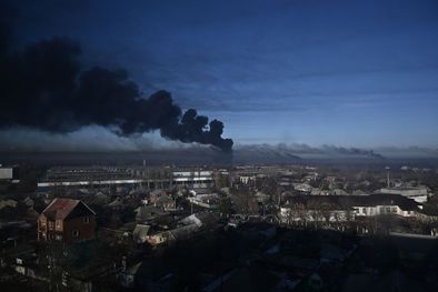 MDZol | Humo sale de un aeropuerto militar en Chugúyev, cerca de Járkov, en el este del país. Foto: AFP