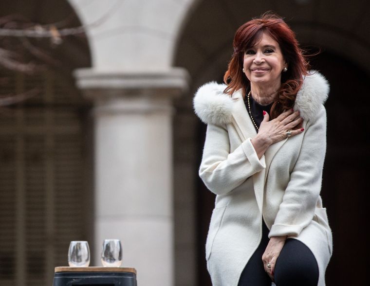 Cristina Fernández de Kirchner continuará cobrando una doble jubilación millonaria. Foto: Twitter (@Kicillofok)