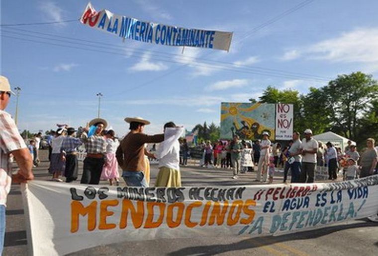 Una simbólica imagen del rechazo social a la minería en San Carlos.