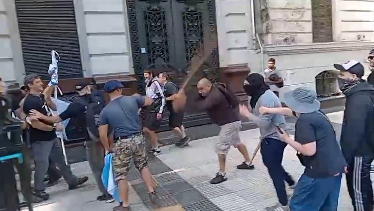 Las agresiones fueron de militantes de izquierda a un grupo que solo estaban parados sobre la Avenida de Mayo Foto: Captura de video