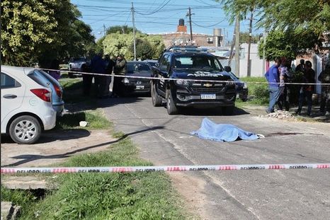 Policía trabajando en una escena del crimen Foto: Alan Monzón/Rosario3