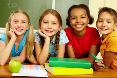 Incorporar estudiantes extranjeros en una escuela bilingüe es una decisión pedagógica y filosófica. Incorporar estudiantes extranjeros en una escuela bilingüe es una decisión pedagógica y filosófica.