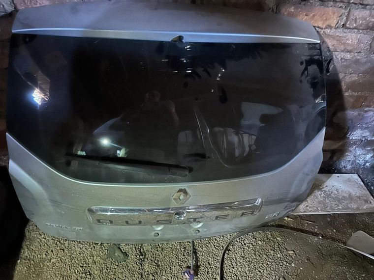 La puerta trasera de un Renault Duster que fue recuperada en medio de las medidas judiciales. La puerta trasera de un Renault Duster que fue recuperada en medio de las medidas judiciales.