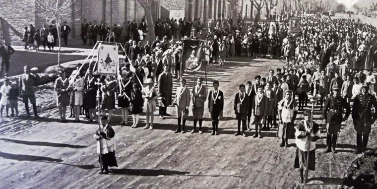 Una procesión a principios de siglo XX. Foto: mendozaantigua.blogspot.com
