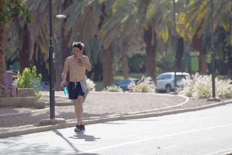 Las altas temperaturas continúan afectando el centro y norte de Argentina. Foto: MDZ