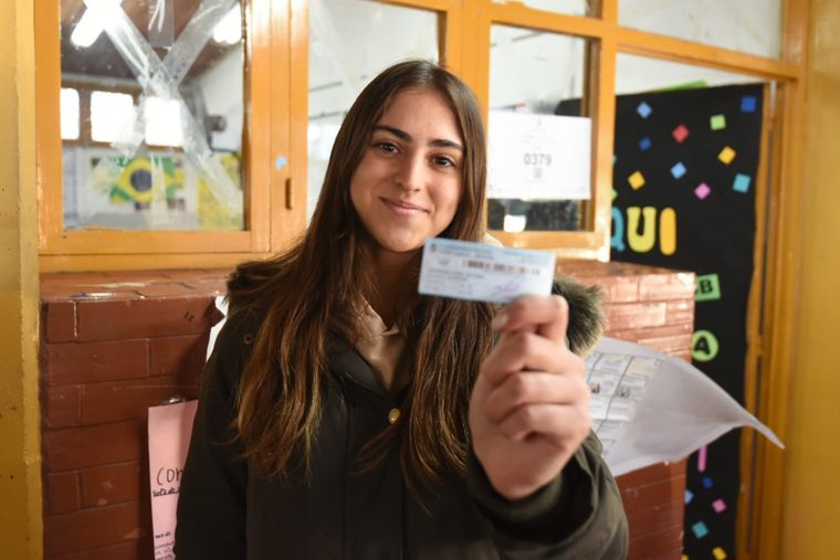 La joven de 18 años votó por primera vez. Foto: Maximiliano Ríos/MDZ