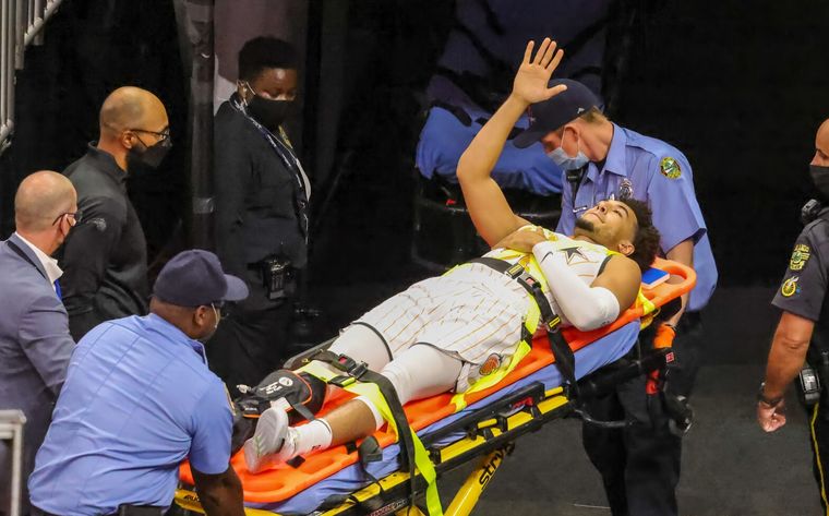 Devin Cannady es retirado del estadio en camilla. Foto: NBA.com