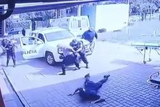 El hombre forcejeó y, con las manos esposadas, logró quitarle el arma y dispararle