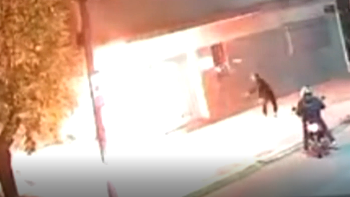 Violento ataque molotov en un colegio católico: tiraron dos bombas de fuego en plena madrugada y todo quedó registrado