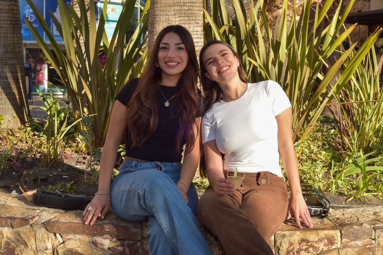 Naomi Gaona y Pilar Zuñiga. Naomi Gaona y Pilar Zuñiga.