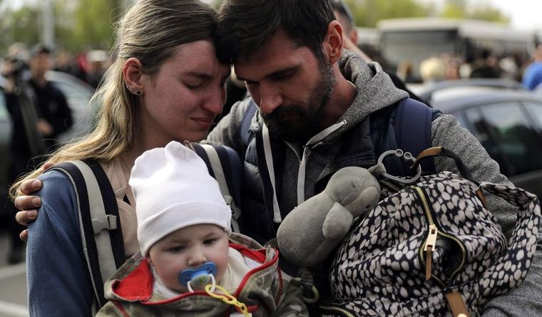 ucranianos familia niños Las familias de Ucrania sufren el horror de la guerra. Foto: Efe.