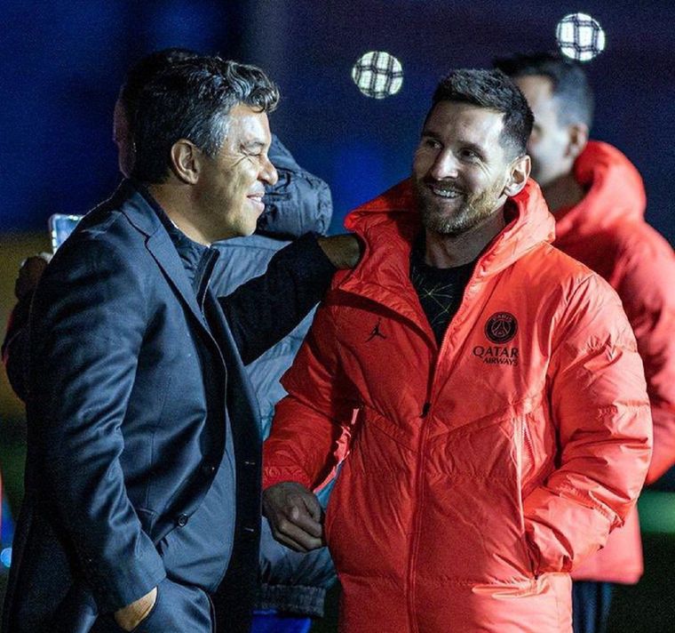 Gallardo y Messi durante el amistoso del PSG con un combinado árabe.