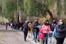 Una extensa y demorada cola de personas Foto: Laura Zeizer