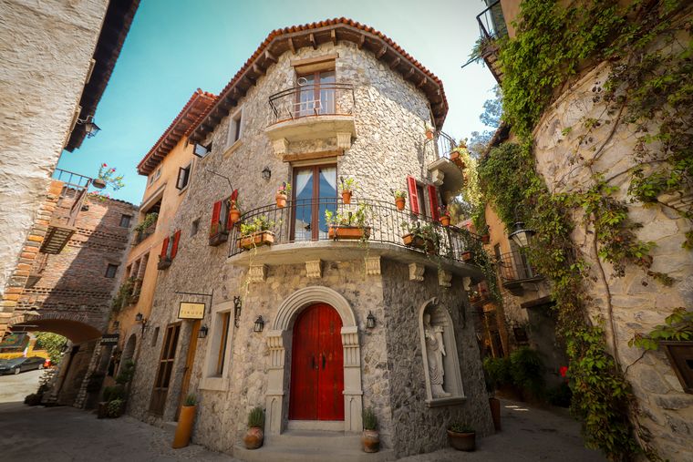 Val'Quirico ofrece una experiencia distinta con arquitectura de inspiración toscana y un ambiente ideal para una escapada romántica o familiar. Val'Quirico ofrece una experiencia distinta con arquitectura de inspiración toscana y un ambiente ideal para una escapada romántica o familiar.