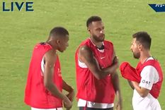 Mbappé, Neymar y Messi discuten en una práctica del PSG en Japón.